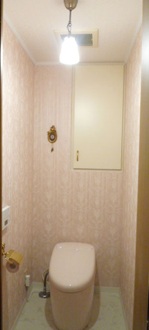 ピンクで明るく華やかなトイレに